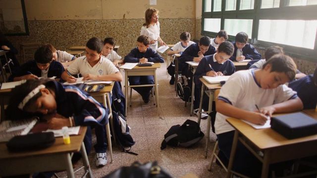 Javier Milei anunciaría un plan social de ayuda para padres con hijos en colegios privados