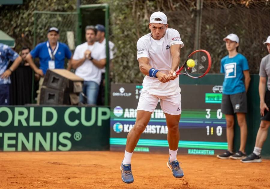 Sebastián Báez salvó a Argentina del precipicio y lo metió en finales de Copa Davis