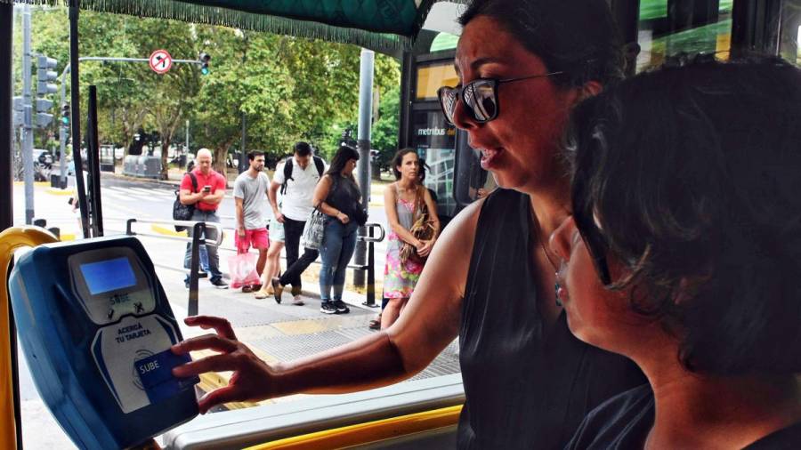 El Gobierno reducirá los subsidios a las empresas de colectivos