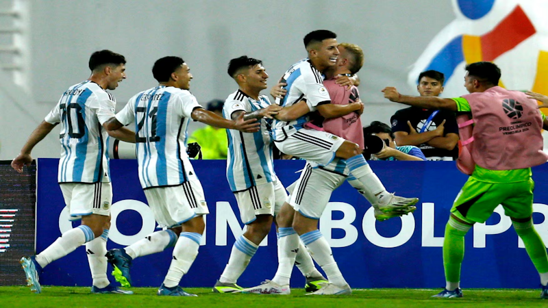 La selección argentina Sub 23 rescató un empate sobre el final ante Paraguay