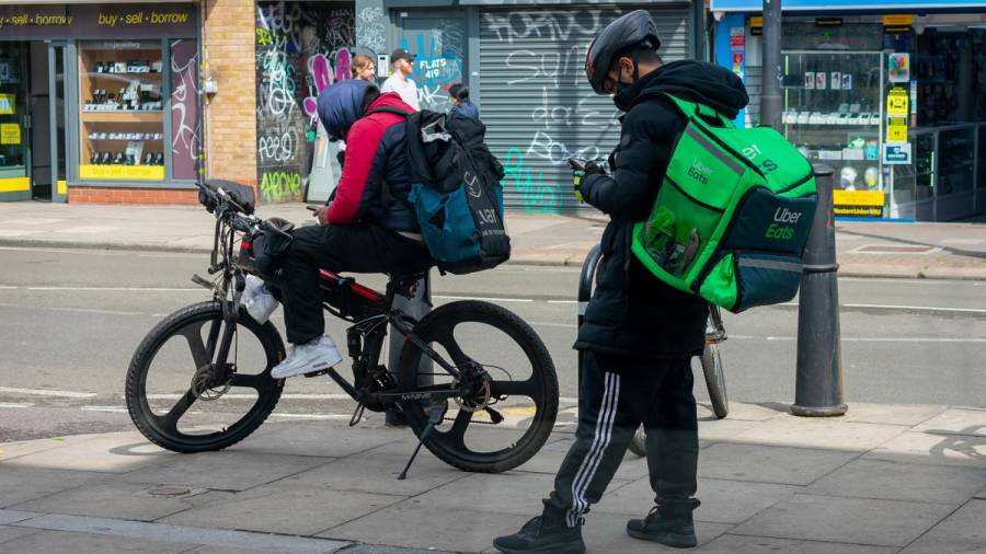 Huelga masiva de repartidores de Deliveroo Uber Eats Amazon en el día de San Valentín