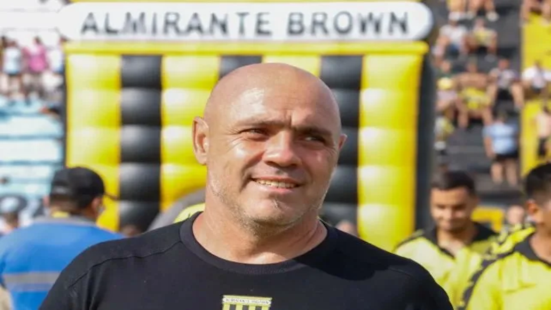 Almirante Brown sin DT antes de enfrentar a Colón