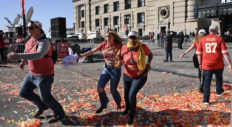 Después del tiroteo en el desfile del Super Bowl, Biden pidió prohibir las armas de asalto