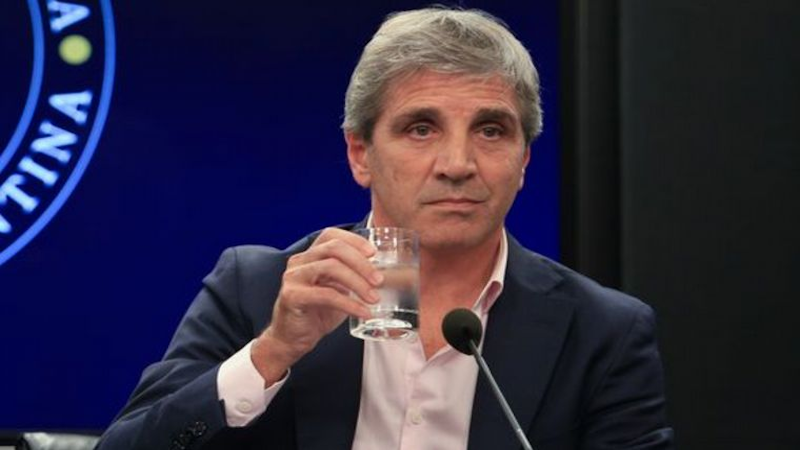 Con superávit financiero y primario, Milei destacó a Caputo