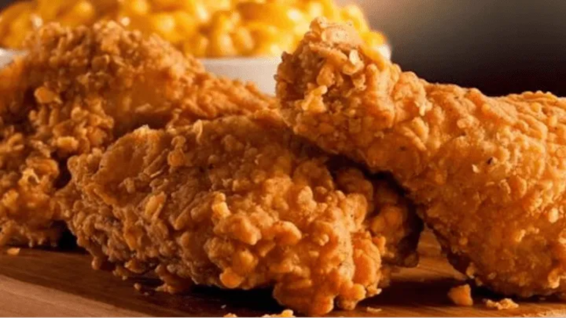 Pollo frito: crujiente por fuera y tierno por dentro en 5 pasos