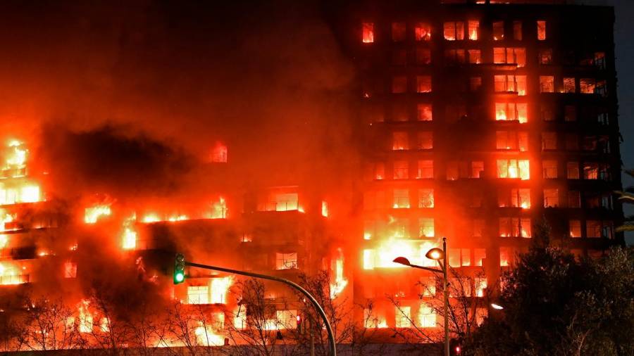 El incendio en un edificio de Valencia dejó un saldo de diez muertos
