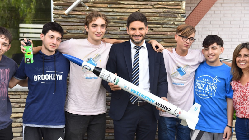 El Gobernador reconoció a jóvenes del Club de Ciencias 