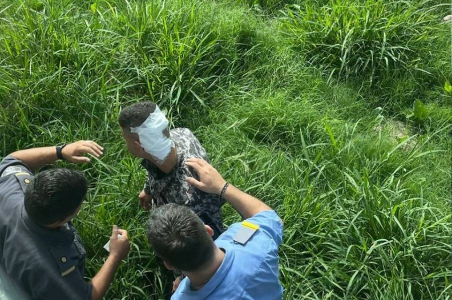 Balearon dos micros que trasladaban agentes penitenciarios y un efectivo resultó herido