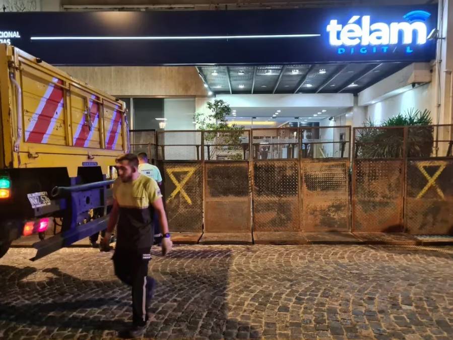 Tras el anuncio de cierre, los trabajadores de Télam fueron licenciados y el servicio está caído