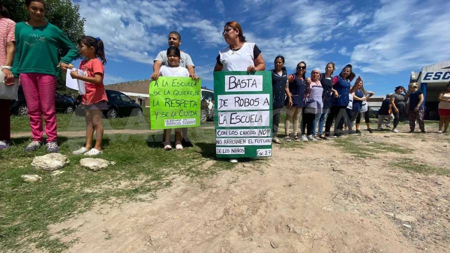 Abrazo simbólico a la escuela José Galvez tras los reiterados hechos de inseguridad