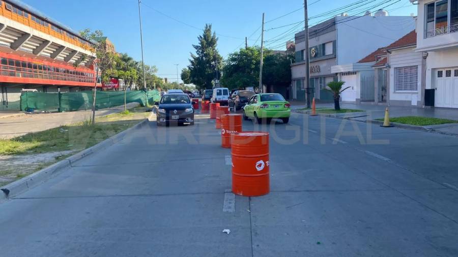 Socavón en Unión: dividieron uno de los carriles de López y Planes para agilizar el tránsito