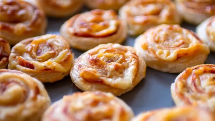 Arrolladitos de salame y queso con tapa de pascualina: receta fácil y económica