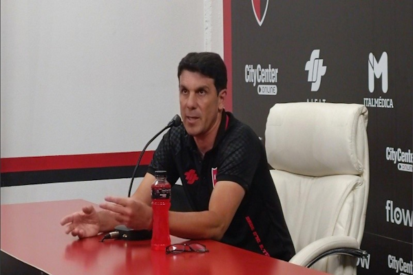 Tras la roja a Banega, Larriera habló con el árbitro