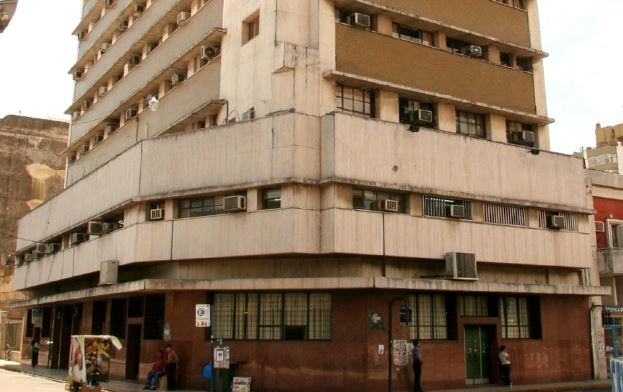 Protesta de los trabajadores de la Caja de Jubilaciones por el despido de empleados