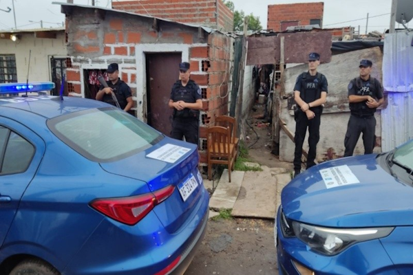 Arrestaron a dos mujeres con tobilleras electrónicas y un importante merchandising
