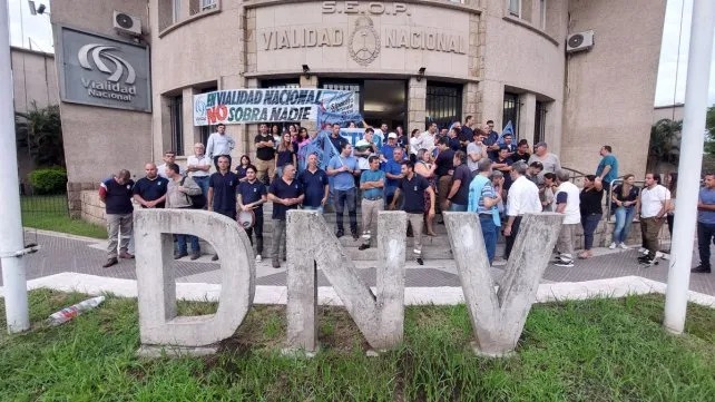 Personal de Vialidad Nacional en Santa Fe protesta ante las versiones de despidos del 10% de los agentes