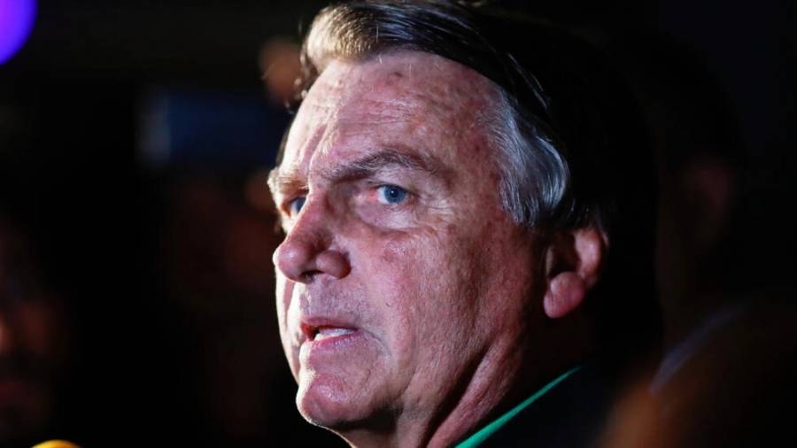 Presentan cargos contra Bolsonaro por falsificar el carné de vacunación