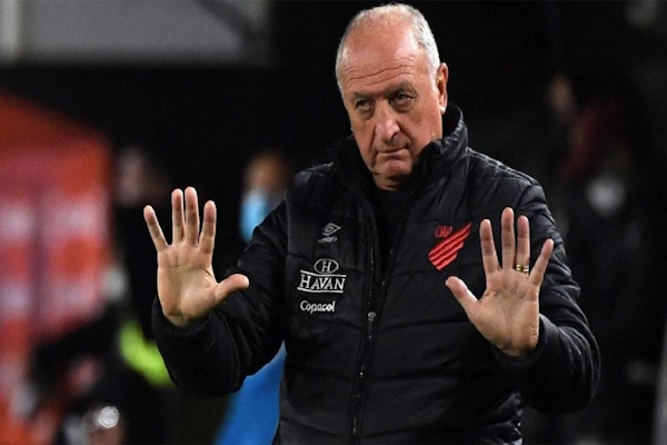 El rival de Central en la Copa Libertadores, echó al técnico Scolari