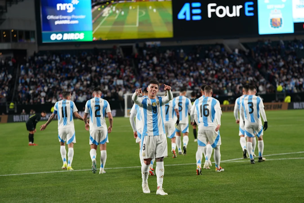 Argentina goleó a El Salvador en su debut de temporada en Estados Unidos