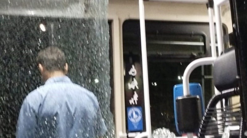 Colectiveros de paro este martes en Rosario por nuevos ataques, taxistas se sumaron por la noche, pero ya volvieron a la calle