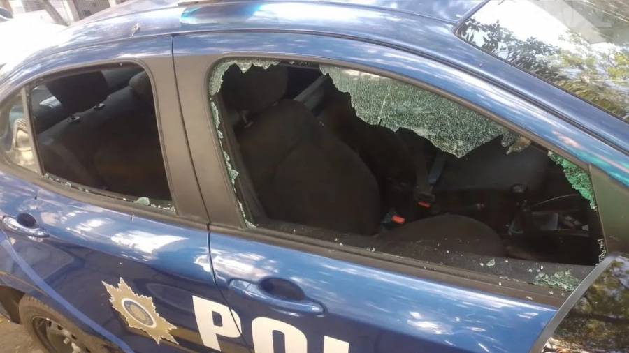 Escandalosa detención en Santa Fe: tenía pedido de captura y los vecinos rompieron un móvil policial para evitar que se lo lleven