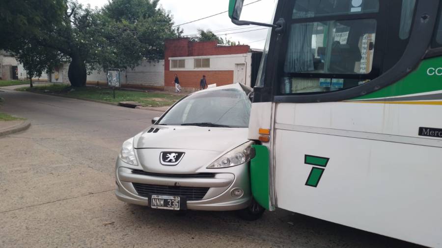 Un micro embistió a un auto en Aristóbulo del Valle y Padre Genesio