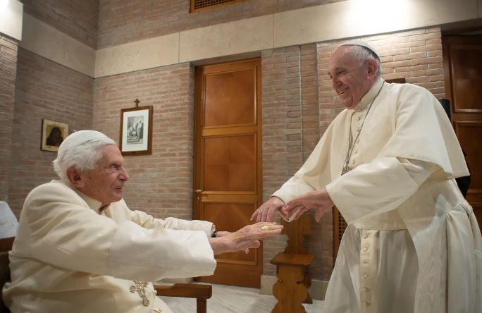 Francisco aseguró que Benedicto XVI le dio su apoyo en la cuestión de las parejas LGBT