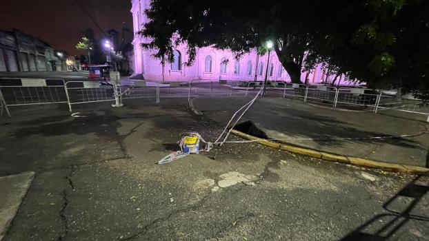 Otro socavón en Bv Pellegrini: ASSA atribuye a una posible fisura en el sistema cloacal 
