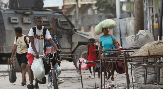 Miles de haitianos huyen de la anarquía provocada por las bandas