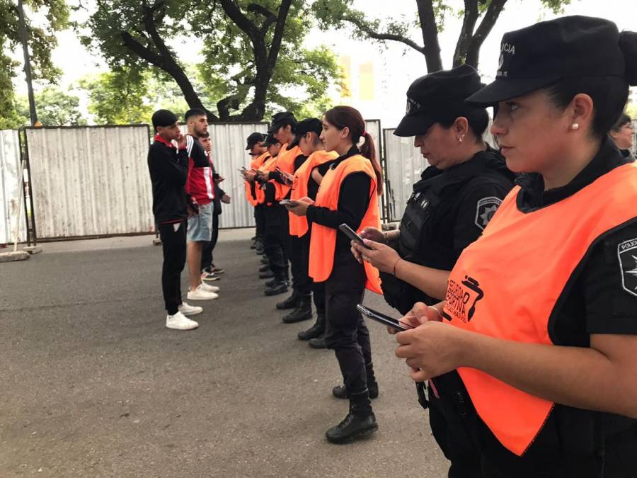 Tenían pedido de captura y los detuvieron cuando intentaban ingresar a partidos de fútbol