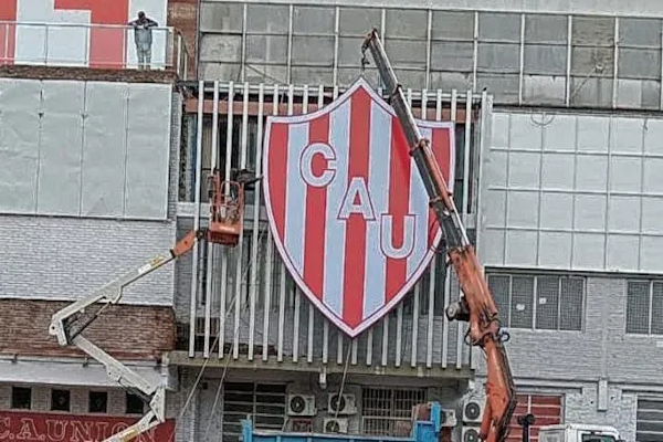 Volvieron a colocar el escudo en la fachada de Unión