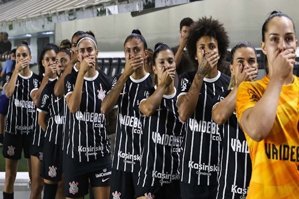 El fútbol femenino contra un entrenador de fútbol acusado de 19 acosos