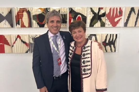 Luis Caputo viajará a Washington para reunirse con representantes del FMI