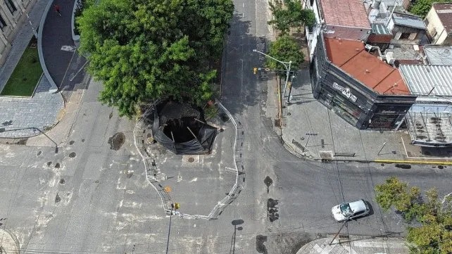 Socavón en Bulevar y 9 de Julio: Assa estima comenzar con las tareas de reparación este fin de semana
