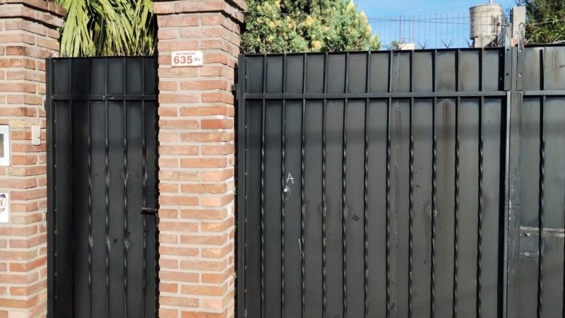 Balearon a un chico de 14 años cuando le abría el portón a su papá para ir a la escuela