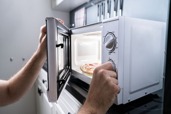 Por qué no hay que recalentar carne en el microondas