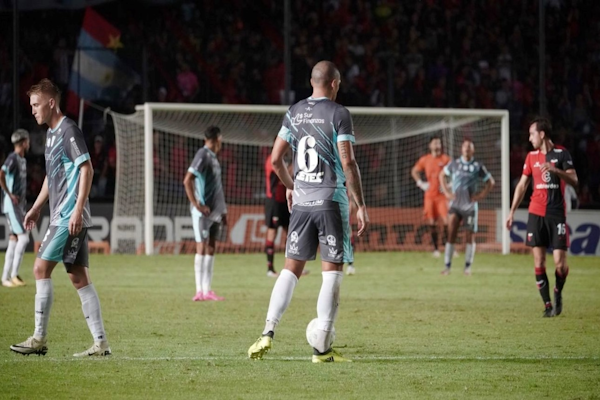 Colón hizo el desgaste, pero Temperley defendió bien y empataron sin goles