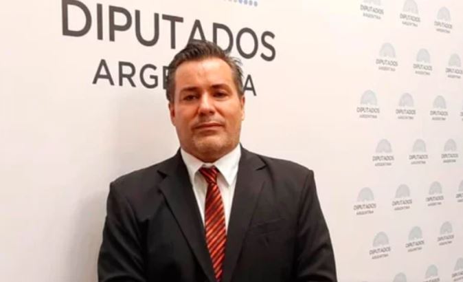 Condenaron a un mes de prisión al ex diputado que fue sorprendido besando partes íntimas de su pareja en plena sesión