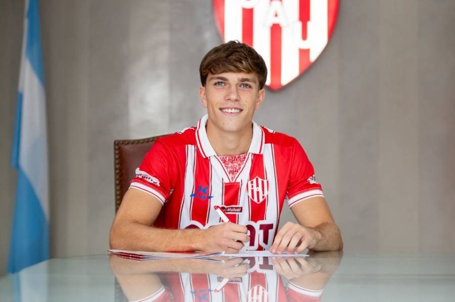 Francisco Pumpido firmó su primer contrato profesional en Unión