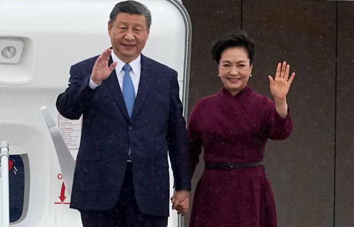 Xi Jinping llegó a París para mantener conversaciones con Macron sobre comercio y Ucrania