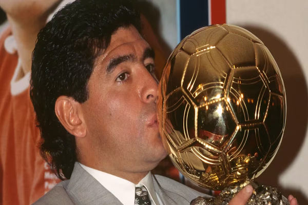 El Balón de Oro de Maradona perdido 35 años: su descubrimiento en una feria