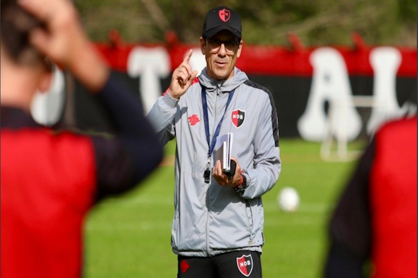 Larriera con otro esquema y cambios para el debut en Newell ´s
