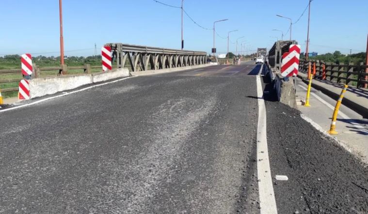 Montan las primeras estructuras metálicas para comenzar con la reparación del Puente Carretero
