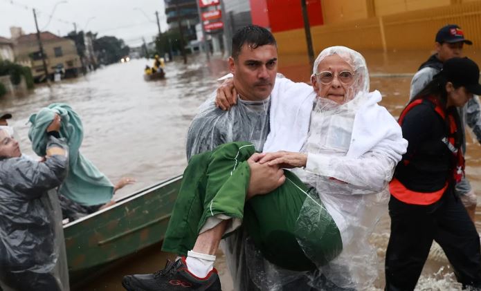 Los muertos por las inundaciones en Brasil llegan a 113 y las lluvias vuelven