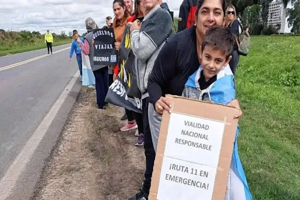 Abrazo simbólico a la Ruta Nacional 11 