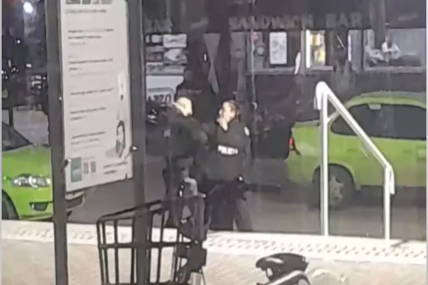 Dos policías se golpearon frente a la terminal de micros en Santa Fe 