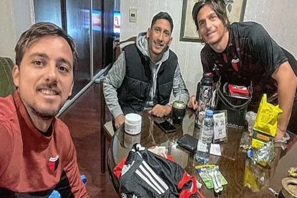 El plantel de Colón tuvo la visita de un campeón