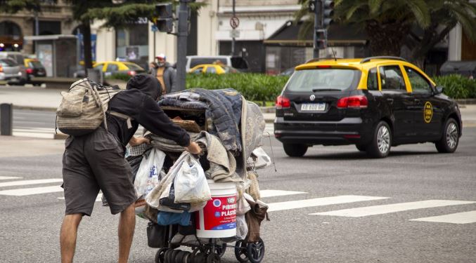 La pobreza alcanzó casi el 49% en abril, según la Universidad Di Tella