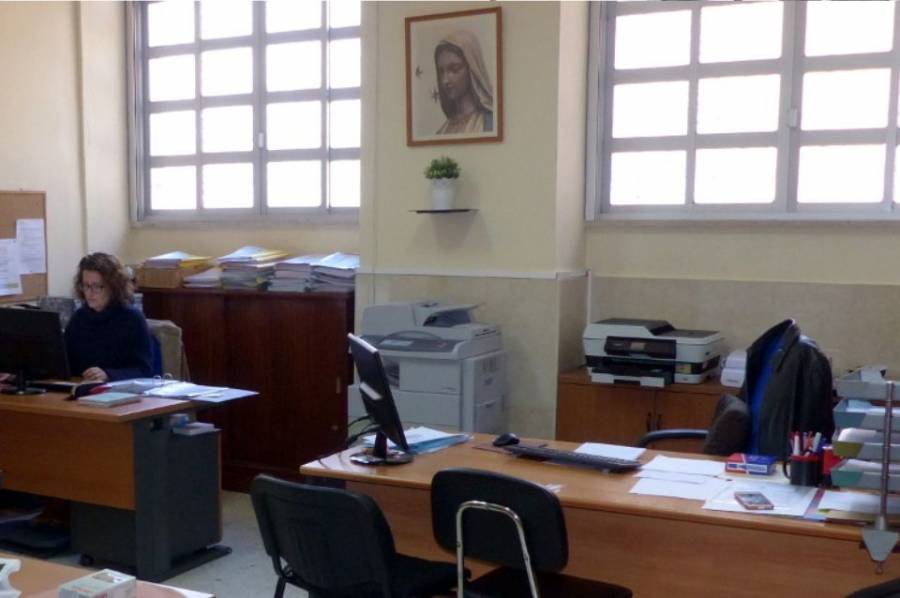 Secretarios de escuelas piden ser incluidos en el premio por asistencia perfecta