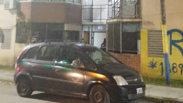 Un muerto y dos personas hospitalizadas por un escape de gas dentro de un departamento
